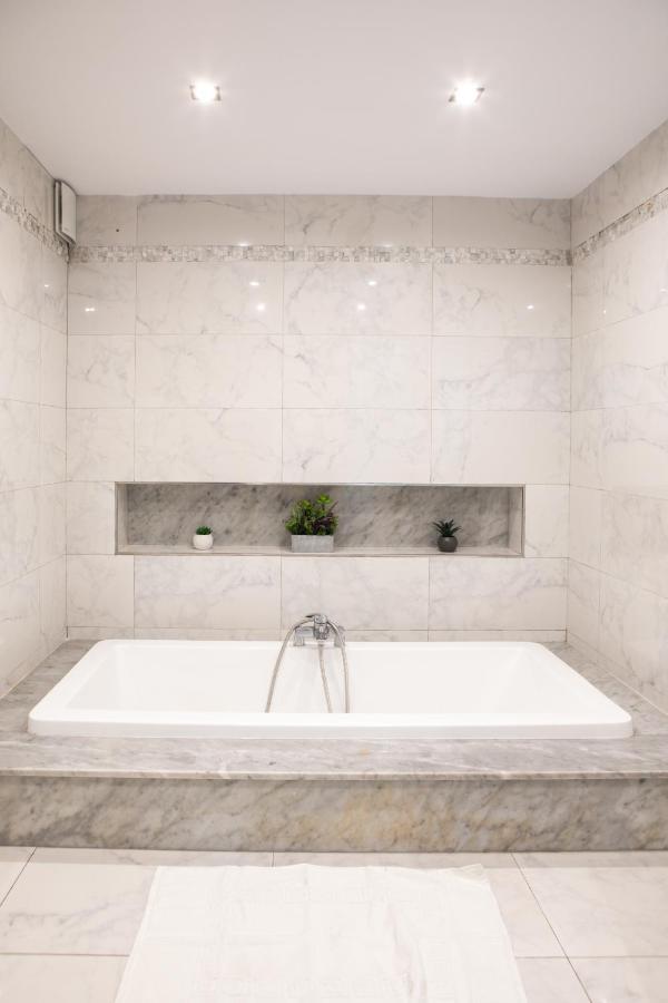 Entire Luxury Sliema Townhouse Steps From Beach ภายนอก รูปภาพ